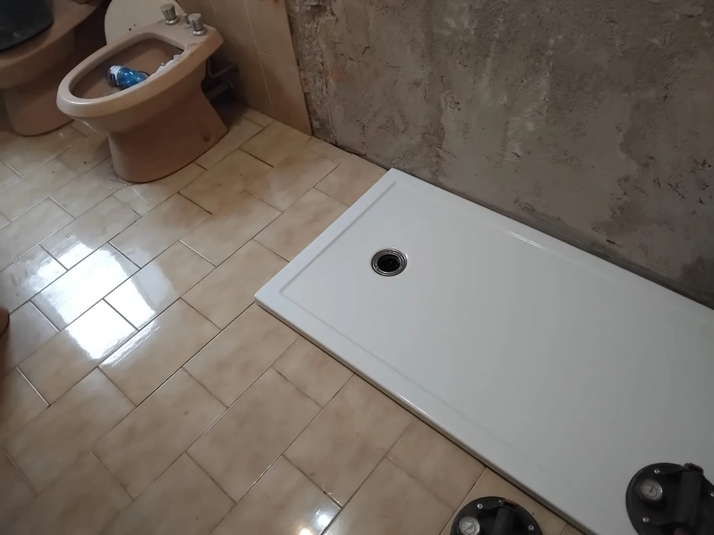 Posa del piatto doccia
