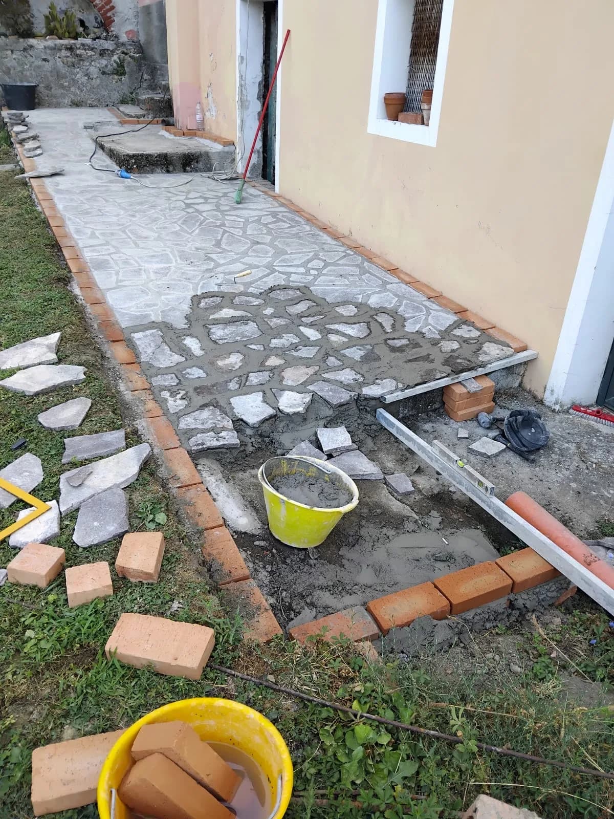 Posa della pavimentazione in pietra