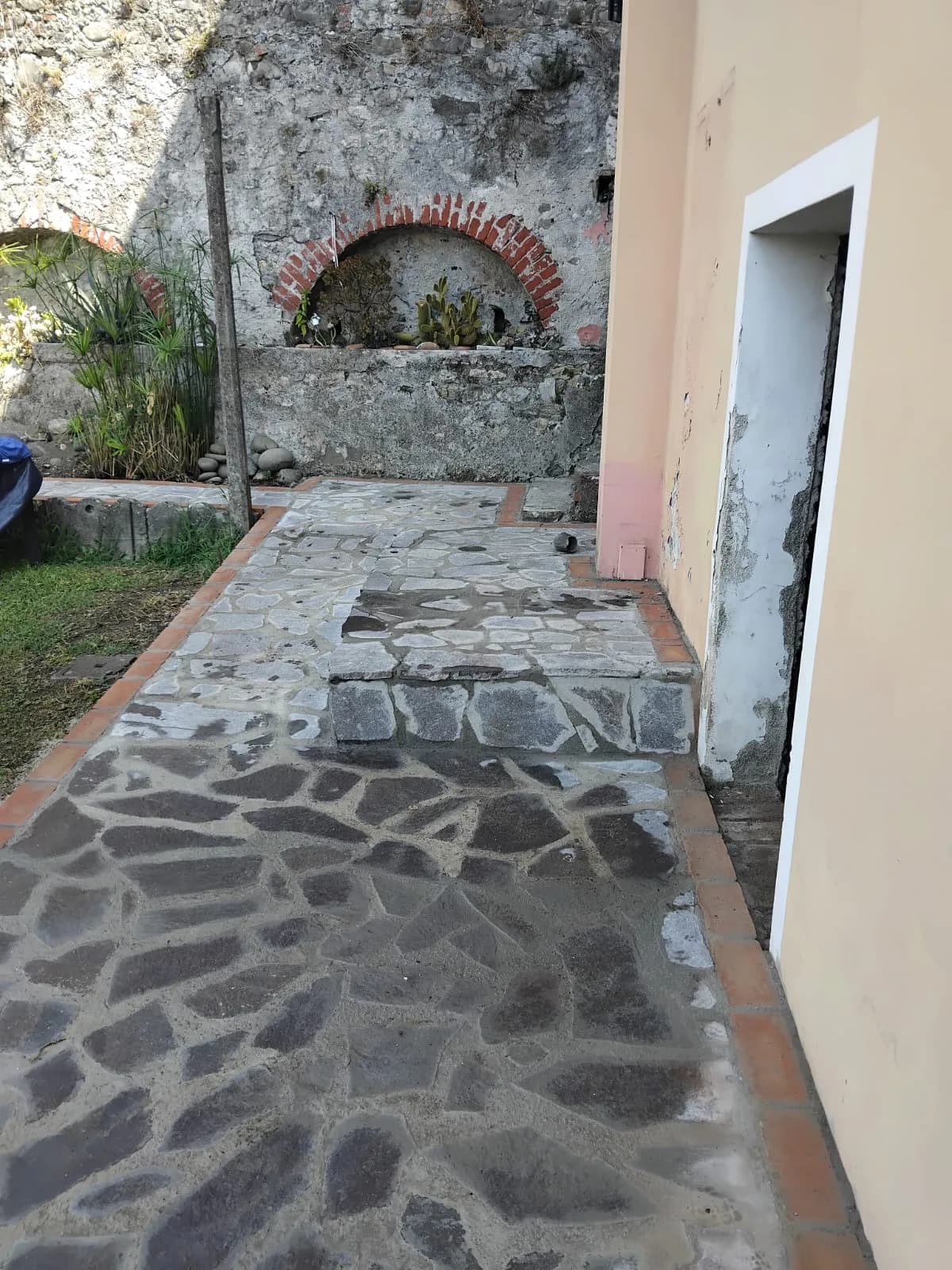 Il percorso lungo la casa